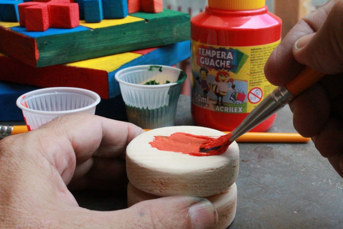 BELO HORIZONTE - Pintura de brinquedos de madeira