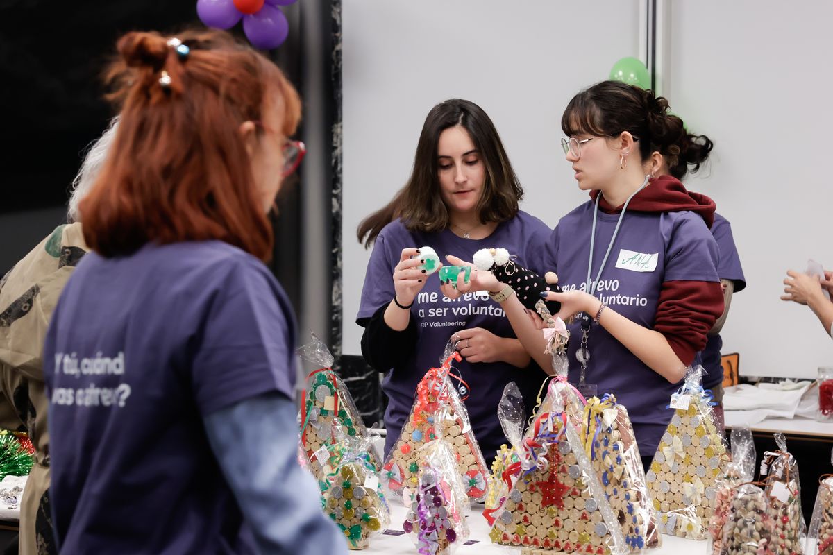 Voluntarios Mercadillo Solidario en EDP _  APACI _ AECC 