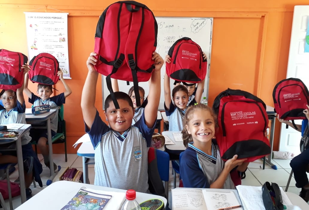 Entrega de kits escolares - CPM EMEF Jorge Enéas Sperb
