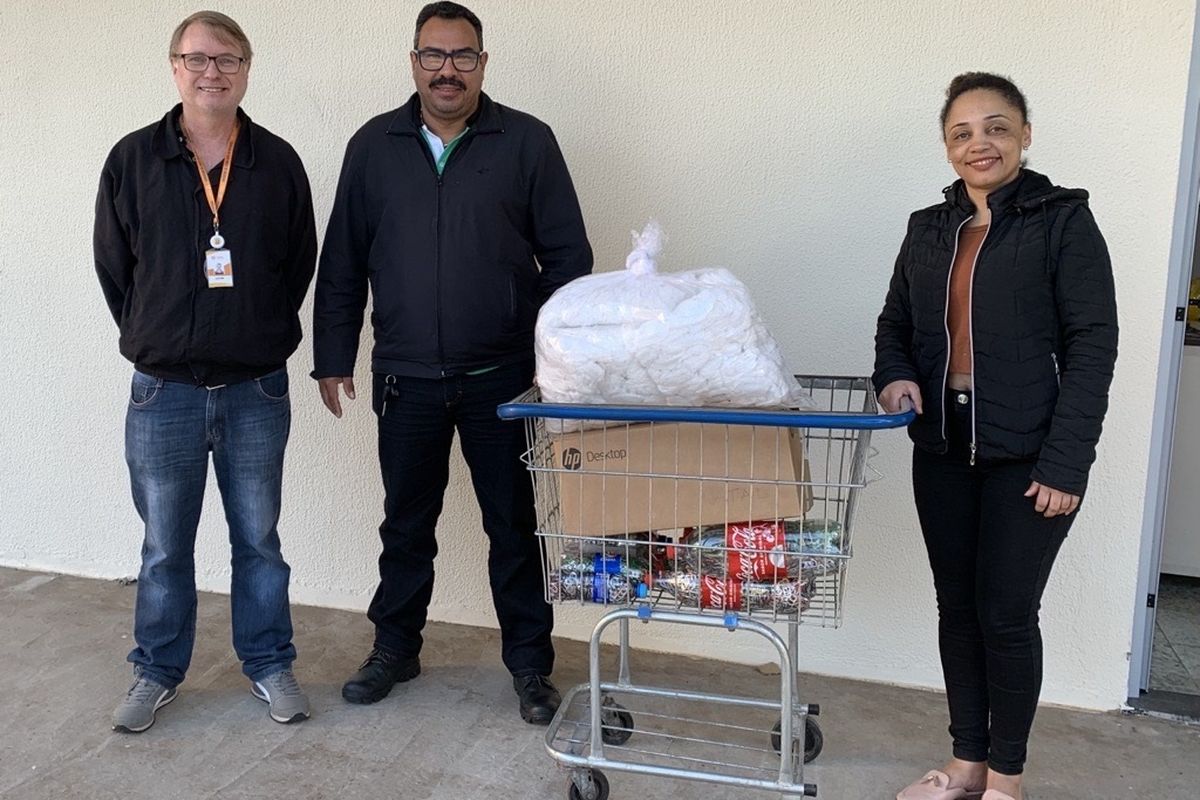 Entrega de toucas descartáveis para o asilo Wajunkai