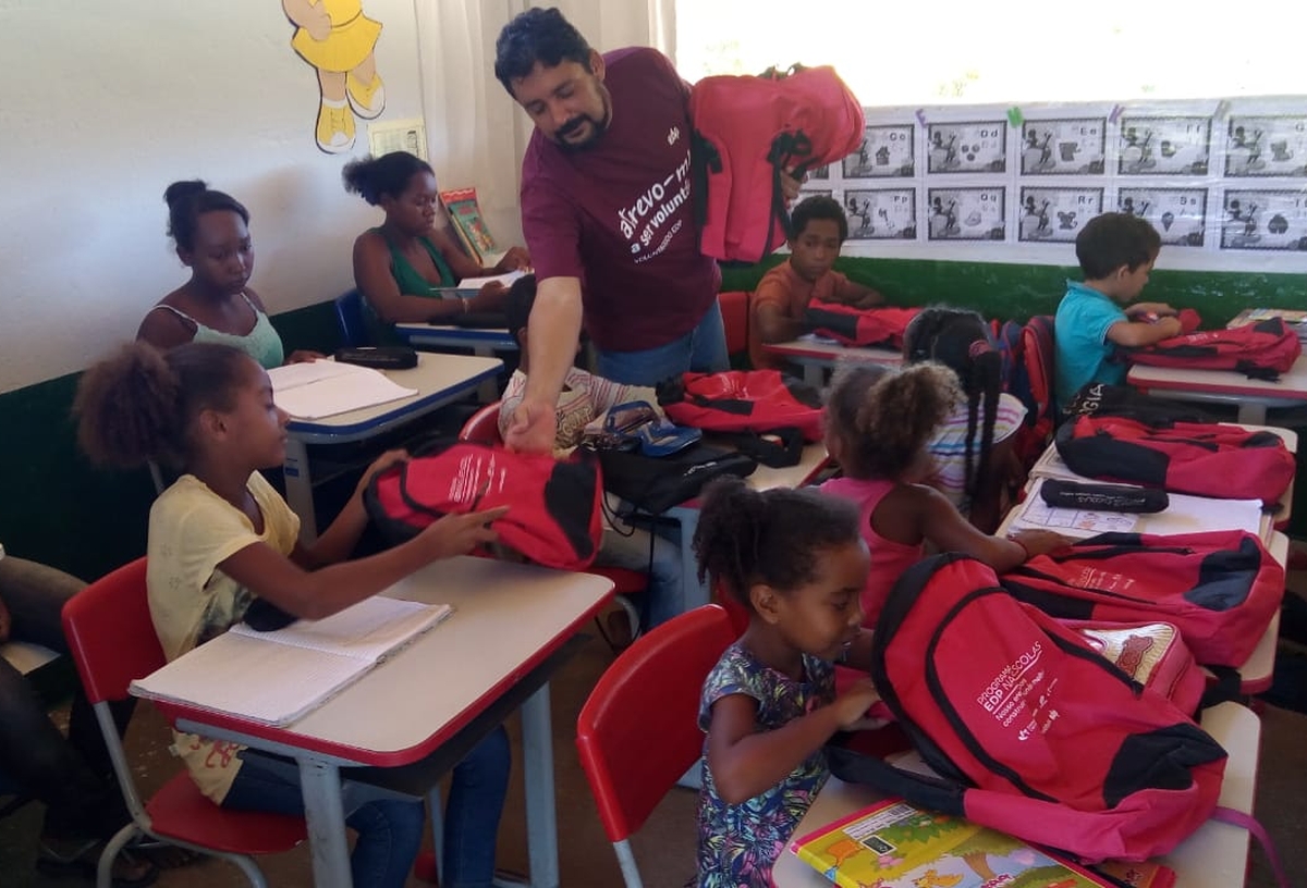 Entrega de kits escolares - Escolas Municipais PARANÃ 
