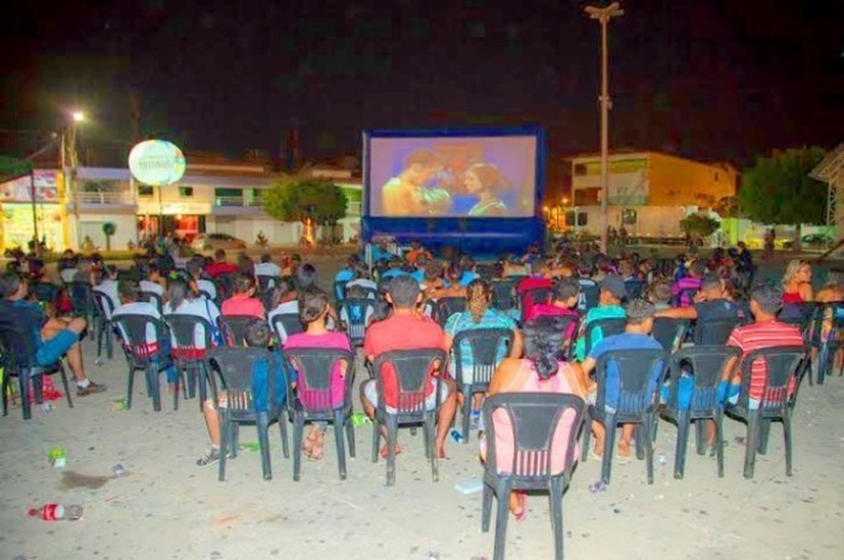 Cinema com Estrelas na Praça da Comunidade- Planaltina GO