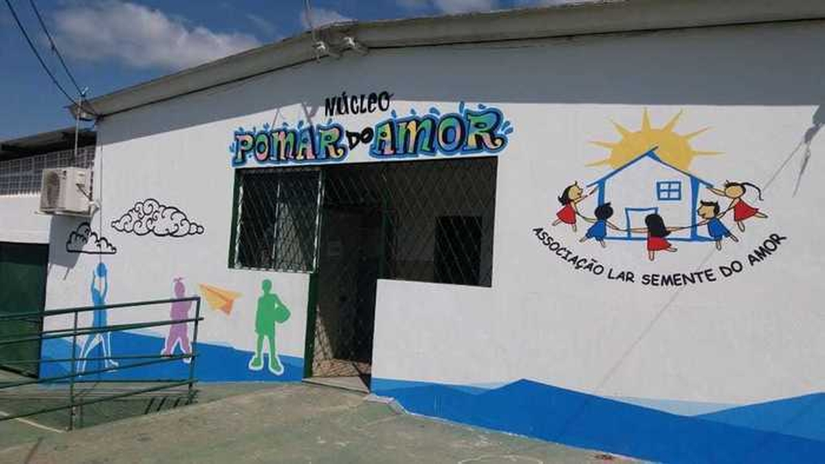 Pintura do portão e Grafite no Núcleo Pomar do Amor.