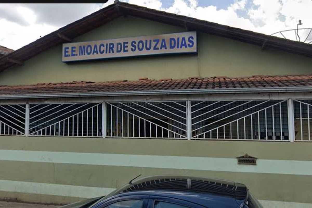 Pintura da quadra da Escola Estadual Moacir De Souza Dias