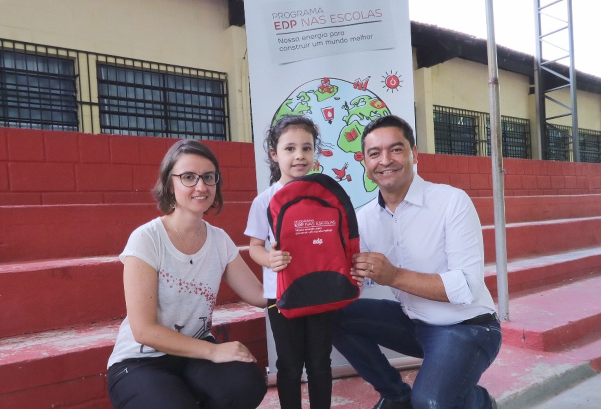 Entrega de kits escolares -EMEF Profª Maria de L. G. Toledo