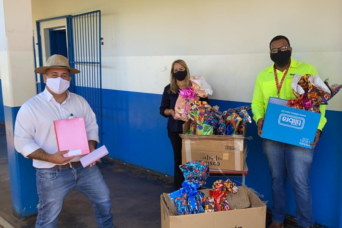 Entrega de kits de materiais escolares à Comunidade da Baixa