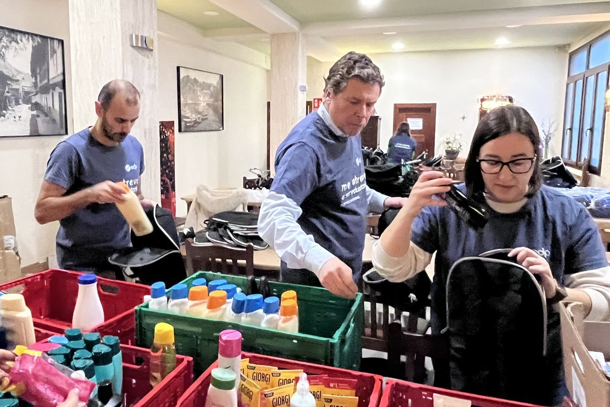 Mochilas con productos de higiene para personas del comedor de  la Cocina  Económica