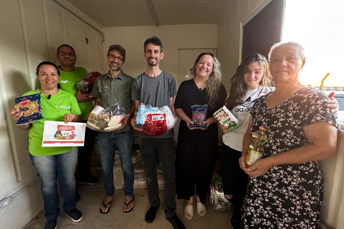 Doação de alimentos ao Projeto marmitas solidárias 