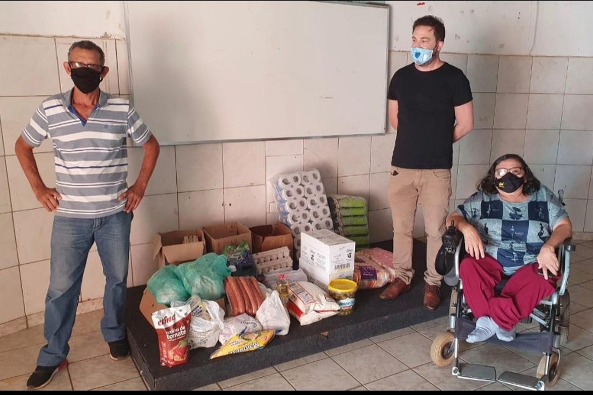 Doação de alimentos e produtos de higiene para Abdis.