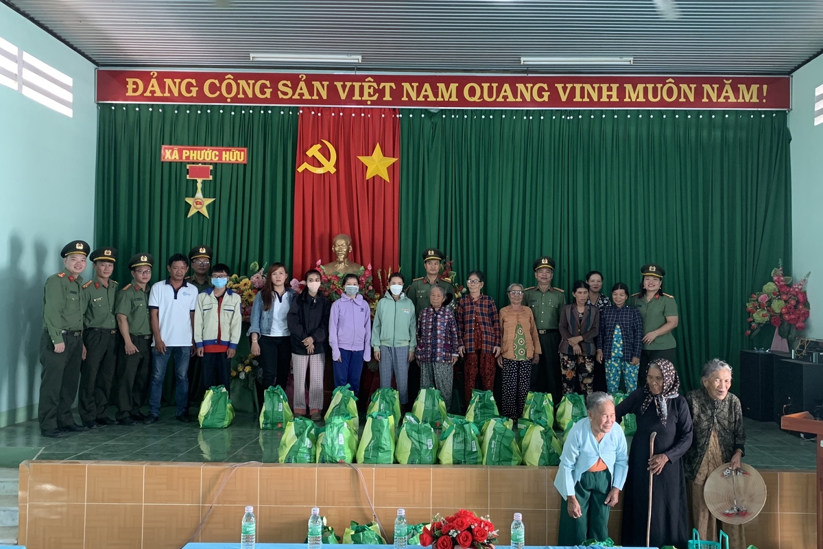 Cooperate with Economic Police Department giving essential foods for needy family in Ninh Thuan
